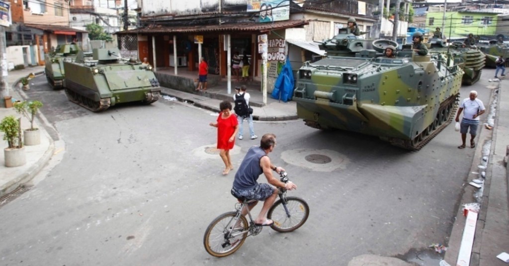Tanque de guerra na rua já foi sinal de opressão e hoje é sinal de redenção. Vai entender&nbsp;isso???