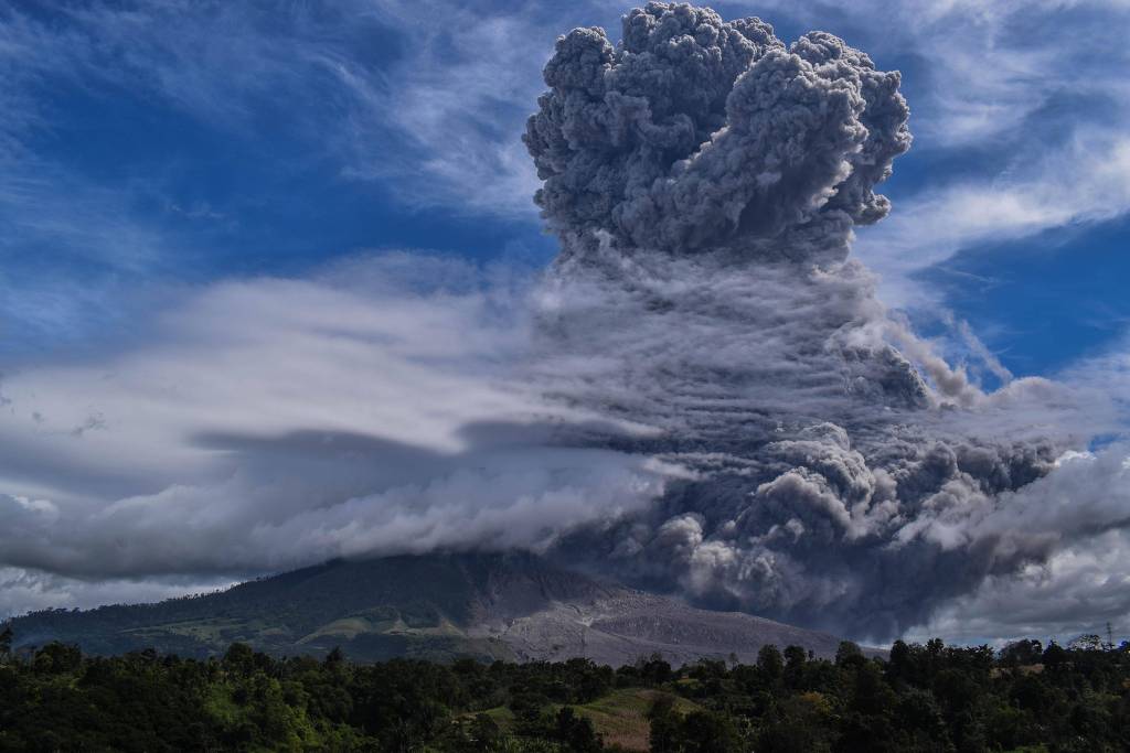 Erupção de vulcão lança nuvem de cinzas gigantesca no céu da Indonésia.&nbsp;(atividade)
