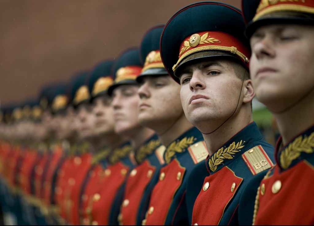 Ucrânia pede ajuda à Otan contra a Rússia, que dá recado militar